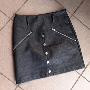 Skinn kjol  - Skinn kjol från asos som aldrig kommit till användning då den e för liten för mig, 