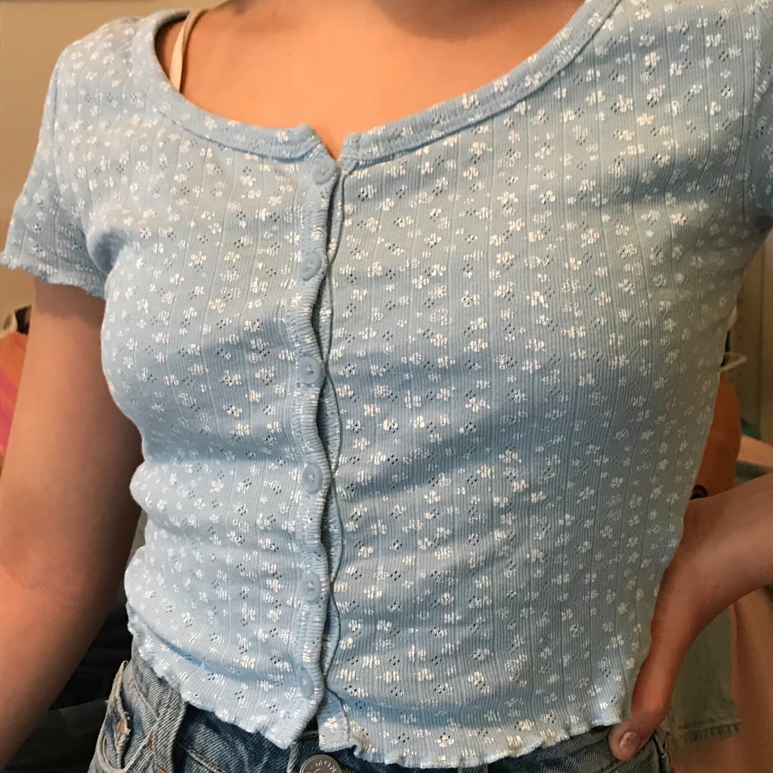 Blå croppad top med vita blommor på