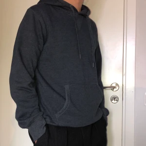 Mörkblå Hoodie - Mysig mörkblå hoodie, det står storlek L men jag skulle säga att den är S/M!