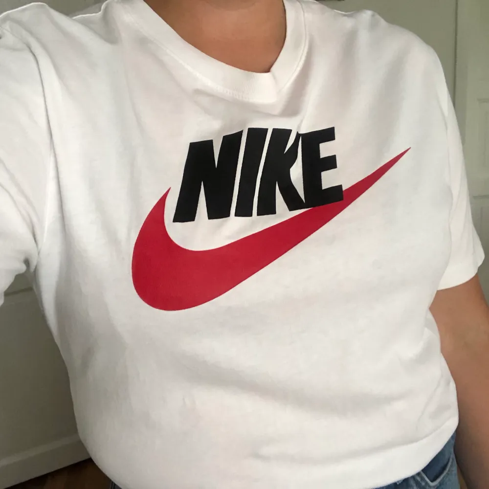Cool T-shirt från Nike i ett väldigt bra skick då den är sparsamt använd! Storlek M men passar allt från S-L beroende på hur man vill att den ska sitta! 🧡🧡. T-shirts.