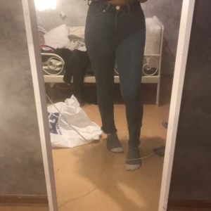 Jeans från lager 157 - Jätte stretchiga högmidjade jeans från lager 157 inget fel på dom jätte bekväma 