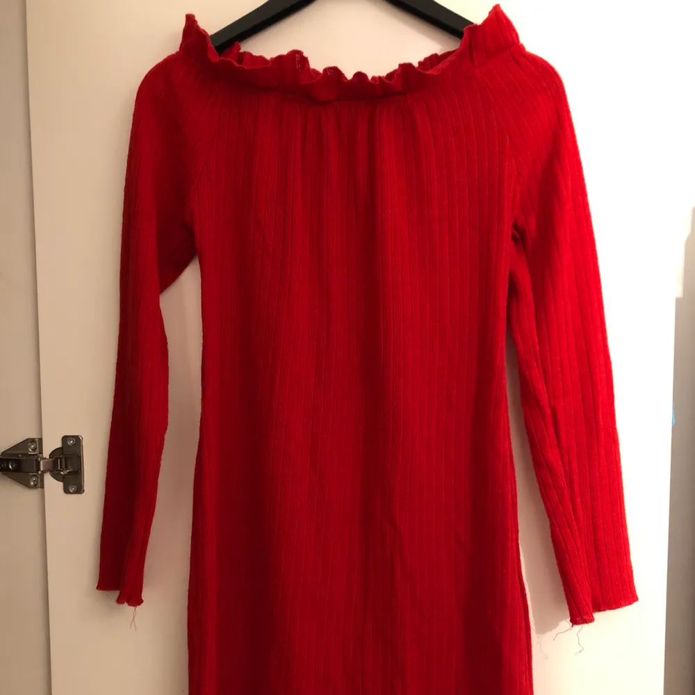 Röd klänning som visar axlar aldrig använd. . Klänningar.