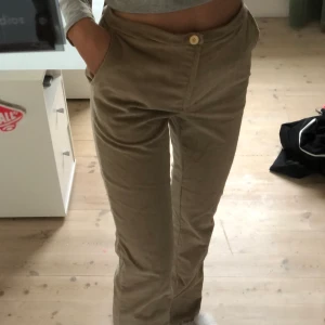 Bootcut byxor - Säljer dessa sjuk snygga bootcut byxor! Jag har själv gjort dem så skulle säga att de är en 36. Långa på mig som är 177cm lång. Frakt tillkommer📦