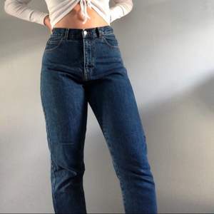 Säljer mina fina retro Mom jeans från Dr Demin. Jeansen är i modellen Nora och är aningen croppade. Sparsamt använda och är i fint skick! Priset kan diskuteras.                               Nypris:600kr. Frakt tillkommer!!
