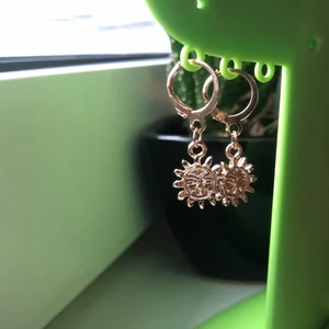 Örhängen med sol motiv - Supersnygga och trendiga örhängen. Örhängena är oanvända och frakten kostar 11kr oavsett hur många smycken man köper!!