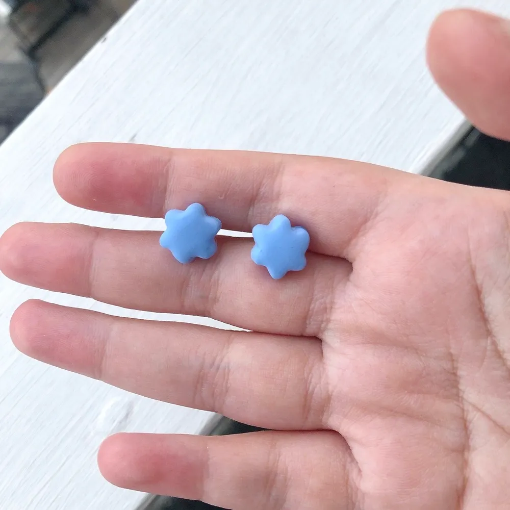 Söta egentillverkade blåa stiftörhängen som är tillverkade av polymerlera i form av blommor.  Fina att ha för sig själv eller om man har flera hål i öronen för att matcha med andra örhängen.  Frakt kostar 11 kr.. Accessoarer.