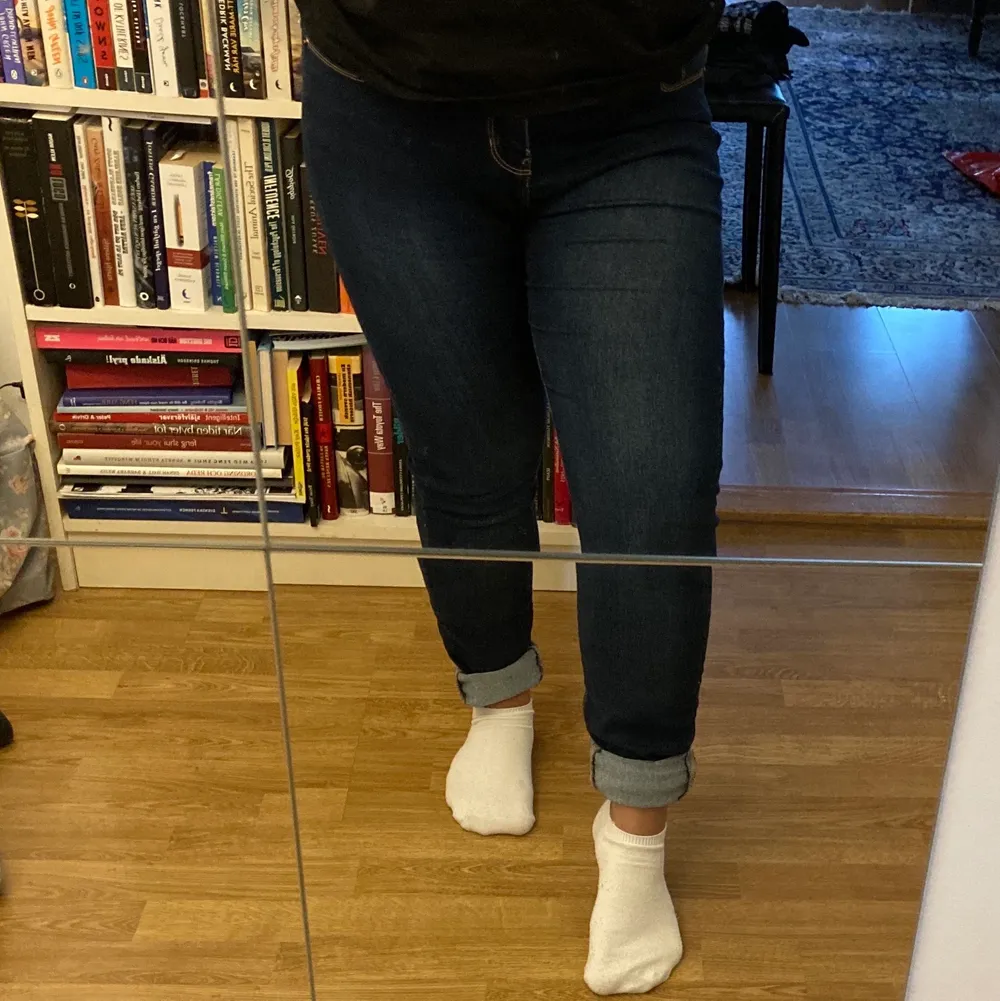 Fina mörkblåa jeans med massor av stretch 🔥 därför väldigt bekväma 😍 Fint skick!! Jag e bara 154 cm så byxorna är uppvikta på bilderna 😁 PM:a om ni vill ha fler bilder 🌟 Köparen betalar frakt, hör av er vid frågor! ✨. Jeans & Byxor.