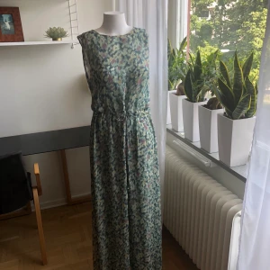 Maxiklänning NOA NOA - Fin blommig maxiklänning i storlek S från märket NOA NOA. Använd ett fåtal gånger. Är i gott skick.