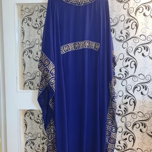 Klänning - Klänning som är jättefin och i bra skick, använd en gång och bara varit i garderoben resten av tiden.