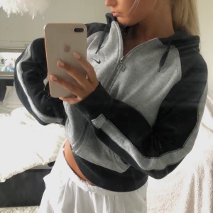 Nike kofta - Nike vintage kofta köpt second hand🙌 raka långa arm, grå på baksidan med ett Nike tryck (skriv för bild) passar en xs-m beroende på hur man vill att den ska sitta, frakt kostar 63 kr o är spårbar🦋 (Många intresserade på kort tid så buda i kommentarerna)❤