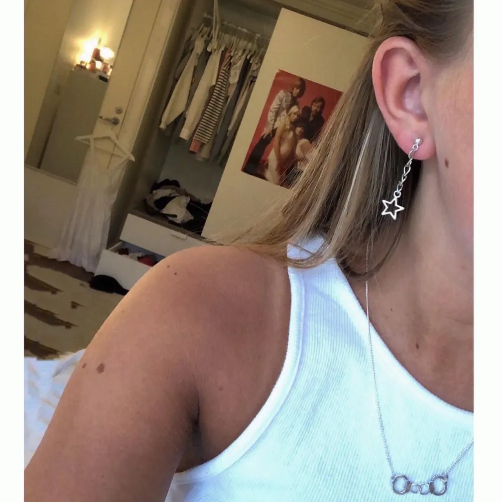 🎸SLÄPP AV SMYCKEN🎸⭐️ Örhängen: 59kr (inkl frakt) Halsbandet: 75kr (inkl frakt) DM FÖR BESTÄLLNING💕⚡️ Mitt instagramkonto: @Alvasellout. Accessoarer.