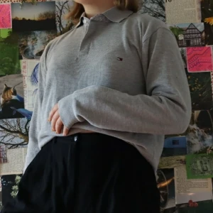 Tommy hilfiger tröja - Snygg och bekväm tommy hilfiger tröja i mycket behagligt material. Säljes pågrund av att den tyvärr inte används. Köpt på secondhand men har själv inte använt den mer en än handfull gånger. Köparen står för frakt.😄💛Kontakta mig vid oklarheter eller frågor