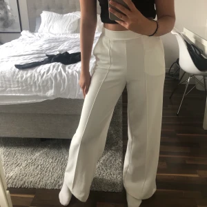 Vida vita kostymbyxor 🤍 - Jag säljer mina älskade vida vita kostymbyxor, då jag tyvärr har andra liknande kostymbyxor. Dem har en väldigt fin passform och är i ett lite mjukare tyg. Köparen står för frakten!🤍