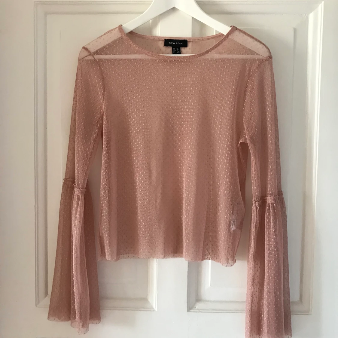 Genomskinlig blus med fint mönster