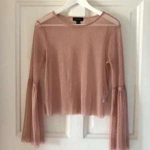 Genomskinlig blus med fint mönster  - Genomskinlig blus med vida ärmar, mycket bra skick. Storlek 40
