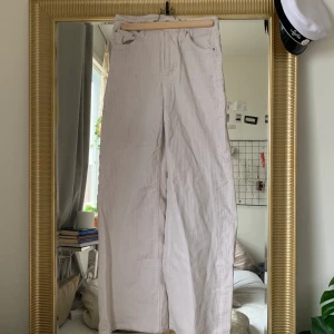 MANCHESTER BYXOR FRÅN WEEKDAY  - Använda manchesterbyxor från weekday. Säljer pga jag ej passar i de längre. De har blivit lite gråa med tiden. Frakt ingår ej 🧚‍♀️