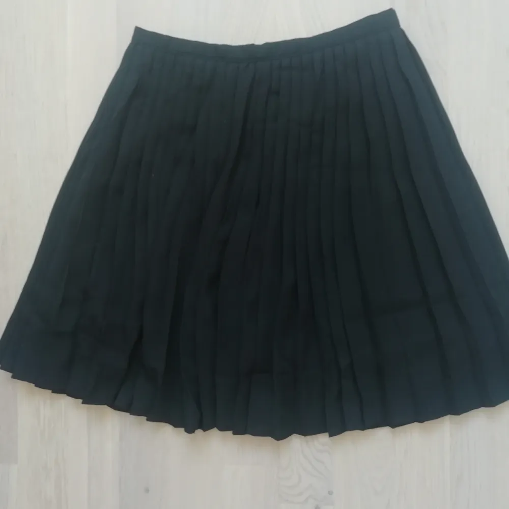 Svart, plisserad kjol från boohoo i strl 36. Den är mer svart i verkligheten än i ljuset på bilderna💕. Kjolar.