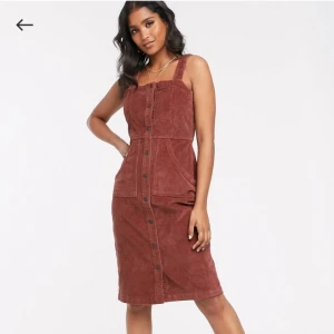 Vero moda Förklädesklänning i manchester - Brun klänning i manchester, storlek XL. Aldrig använt. Nypris 399:-