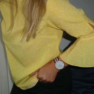 H&M Blus Strl XS - Gul stjärnig gul trekvarts armad blus från H&M. Säljer den för att jag inte känner att jag passar i den, så den är bara använd vid ett tillfälle. Väldigt gullig med dem små stjärnorna och detaljerna på ärmarna💖 FRAKT tillkommer