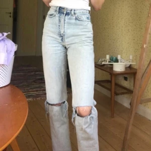 Weekday Rowe Straight Leg Jeans - Intressekoll!💕💖 Är det någon som är intresserad av dessa straight leg jeans ifrån Weekday?Har själv gjort hålen i knäna. Storlek 25/32, jag är 170 lång och de går ner till mina fotleder, passar även storlek 24 och 25 i midjan. Budet ligger nu på 560+frakt