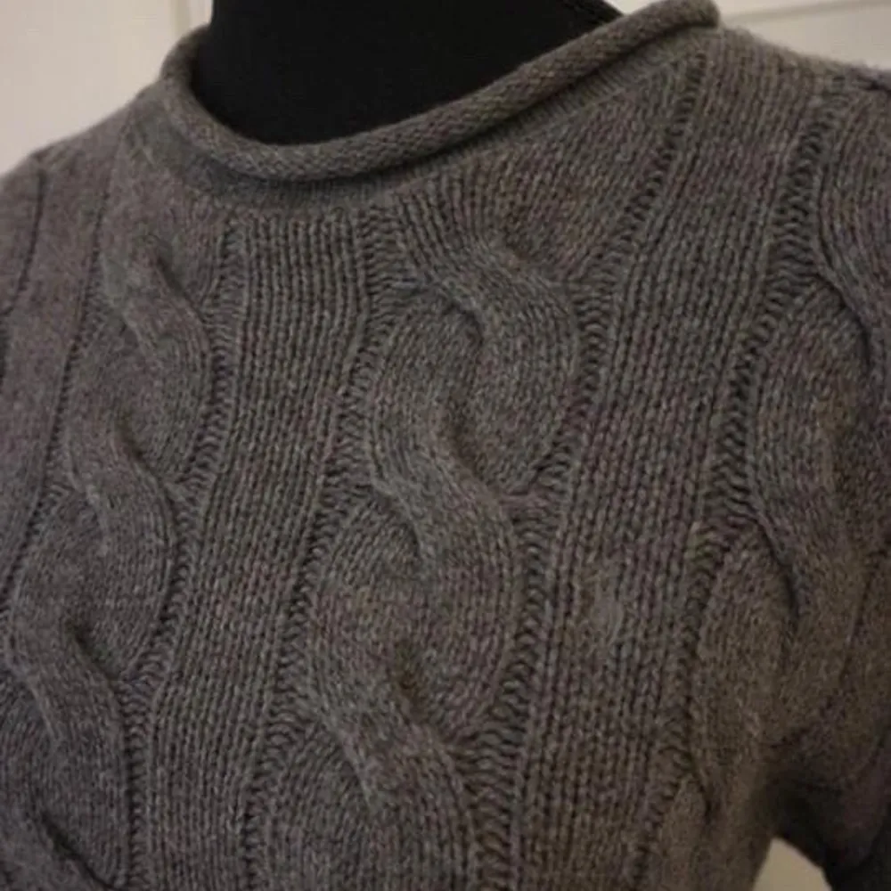 Säljer en kabelstickad tröja från Ralph Lauren med en högre krage.  Tröjan är i mycket bra skick och köpt från Best of Brands.  Storlek: M. Tröjor & Koftor.