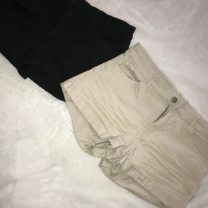 Shorts  - Använt en gång! Fickor finns på fram samt baksidan. Shortsen är i god skick och är bekväma 😊 (Båda shortsen för 50kr eller en för 30kr)  Storlek 36! Finns i Solna  Kan även fraktas (köparen står för frakt)  Sista dagen att köpa är 2a Augusti‼️