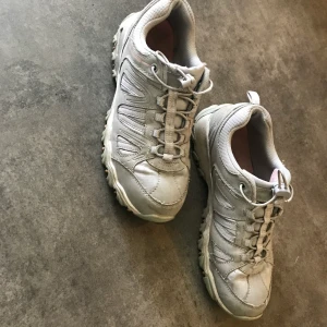 Skor - Fint skick, storlek 39. Erbjuder leverans men köparen står för fraktkostnaden 