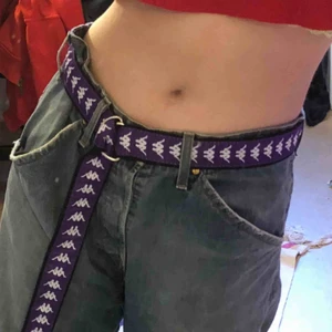 skärp - mörklila kappa skärp!✨ knappt använt och har kvar lådan den kom i när jag köpte de,väldigt streetswear och älskar färgen:) använder dock inte:(