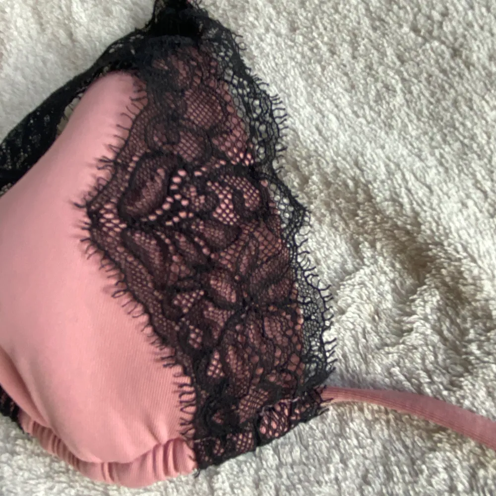 En fin bikini topp från Calzedonia i storlek s, som bara blivit använd en gång. Bikini toppen har en fin rosa färg med svart spets.💕🌸💘. Toppar.