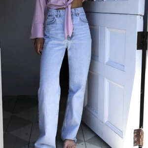 Zara jeans - Ett par ljusa oanvända full length jeans från zara, buda 