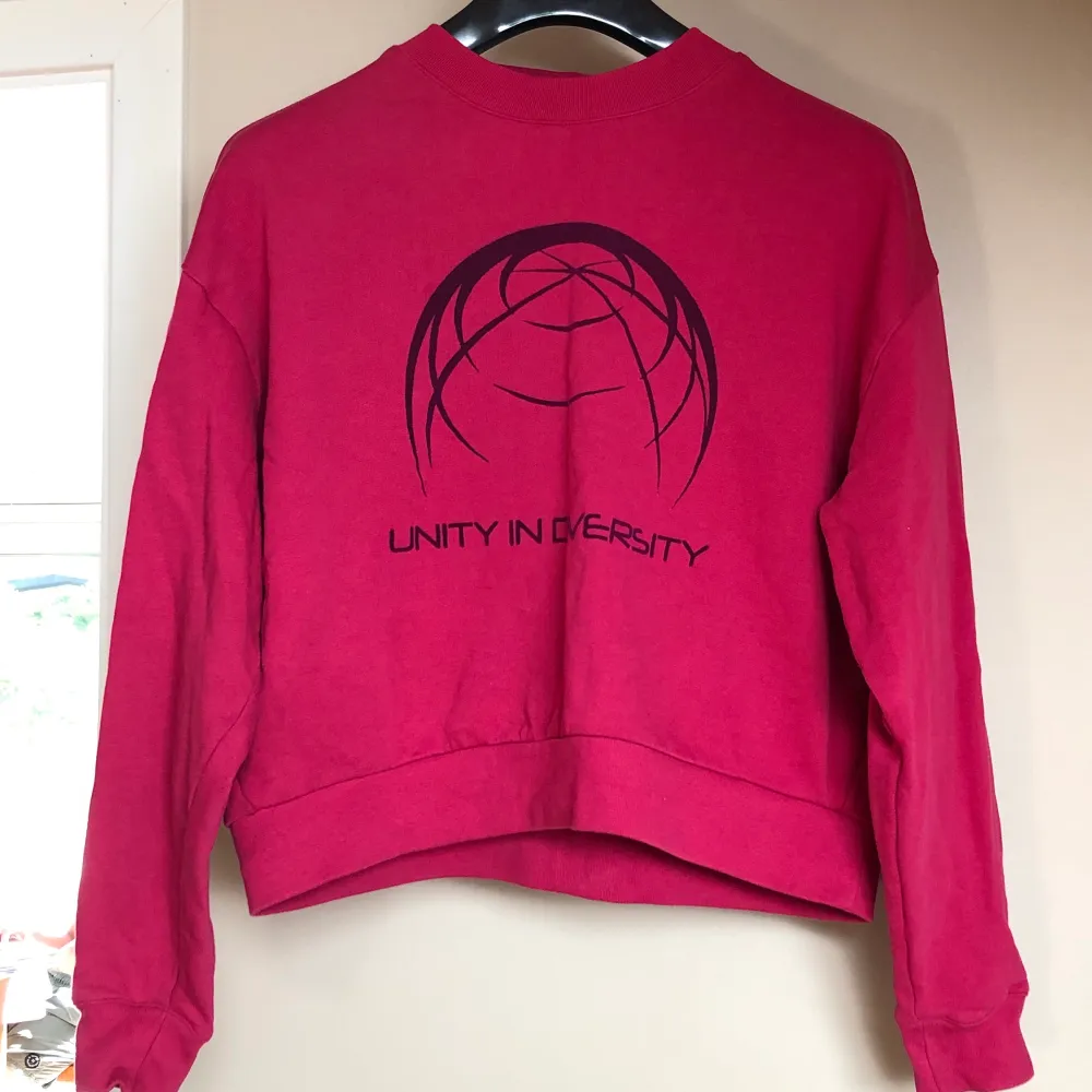 Croppad rosa tröja med lila tryck från Weekday! Inte kommit till användning. . Hoodies.