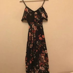  - Helt oanvänd svart off-shoulder jumpsuit med blommor från Boohoo som jag tyvärr var lite för liten på mig. Storlek 36/S. Frakt tillkommer