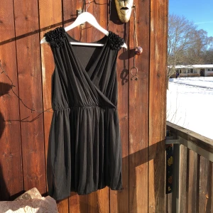  - Partyklänning. I väldigt fint skick. Frakt tillkommer 35kr.