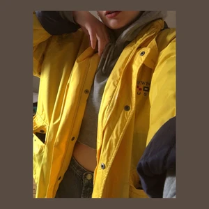  - Påriktigt SNYGGASTE jackan, bilderna fångar nt dens beauty helt ärligt. Stor och rymlig, supertålig och skön, varm gul färg med mörkblå insida. Frakt betalas av köparen elr så möts vi upp i Sthlm❣️