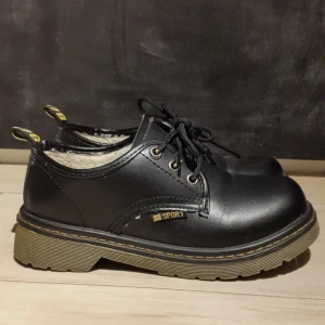  - Ett par vanliga svart låga skor , använda en gång men då det var allt för små kollar jag nu läget med nytt hem.  