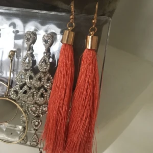  - Toffsörhängen i en pale orange färg. Frakt ingår i priset🍊