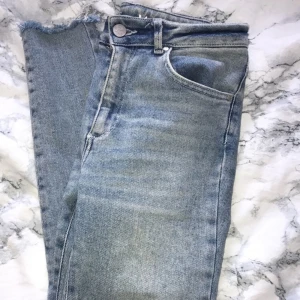 - Snygga ljusa jeans. Knappt använda. Köparen står för frakten. 