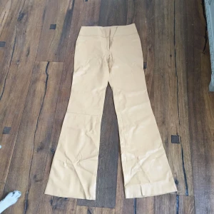  - Helt nya Fendi skinnbyxor.. endast provade. Legat i garderoben! 500kr el bud.. frakt tillkommer