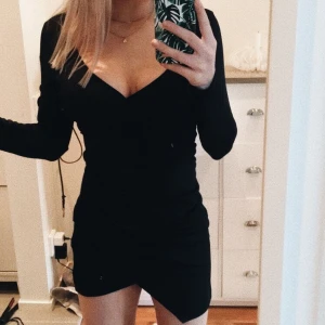  - Helt ny, supersnygg klänning från Nelly i storlek XS. Säljer pga har inte haft användning för den. Passform som på sista bilden (fast svart då;)). Skulle även kunna passa en S. Nypris: 299 Frakt ingår!