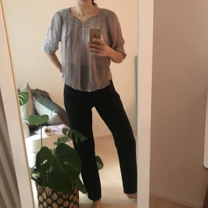  - Beige transparent blus. Trekvartsarmar/”ballong”-formade armar och knappar framtill. Köpt från Next i London, och aldrig använd dessvärre. Frakt ingår ej i priset. 