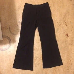  - Oanvända kostymbyxor från Weekday, aningen tjockare matt material och fin kvalitet