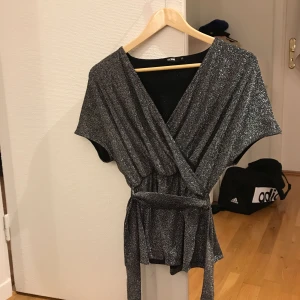  - Super fin topp från Bikbok,toppen skick som ny,använd en gång/ passa S-M