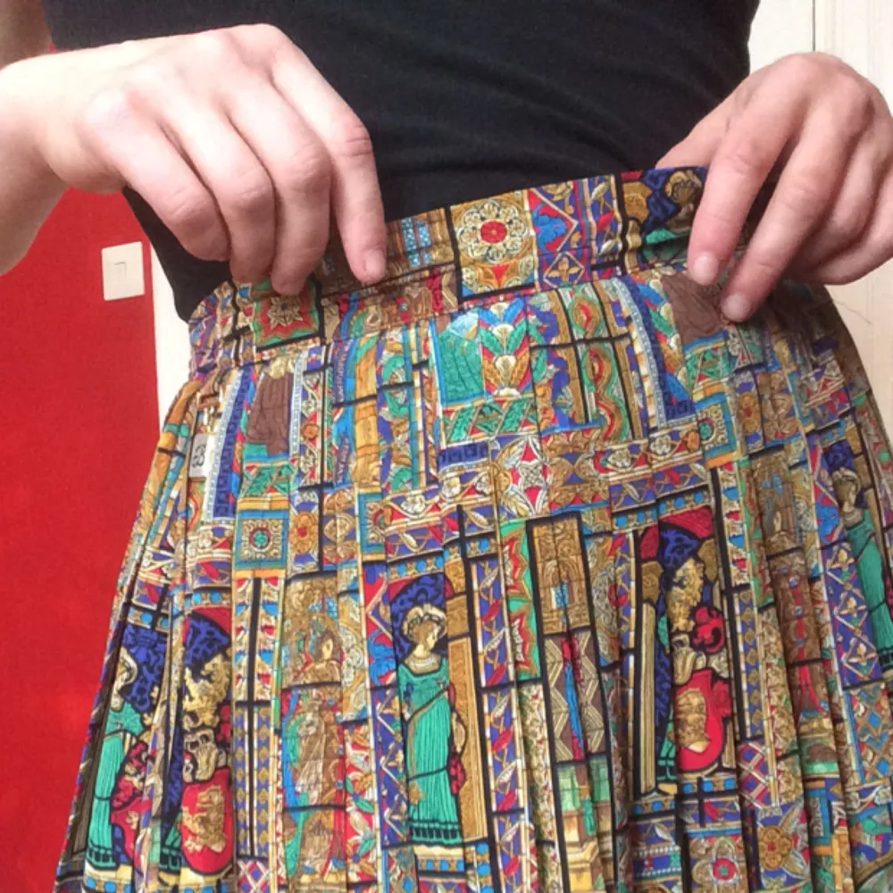 Otroligt fin lång kjol, med färgglada mönster och hög midja. Frakt +40kr. Kjolar.
