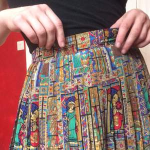 Otroligt fin lång kjol, med färgglada mönster och hög midja. Frakt +40kr