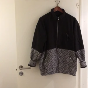  - Bomberjacka från Monki i storlek small 