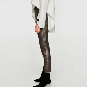  - Helt nya Metallic leggins med mockaeffekt Storlek: M  Alla lappar kvar! 