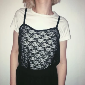  -  Spetslinne, croppad, köpt i Japan. GRATIS FRAKT!