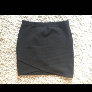  - Kjol från Vero Moda i skönt och stretchingt tyg. Använd endast en gång. Storlek M men passar många storlekar då den är stretchig. Kan mötas i Malmö eller så står köparen för frakten.