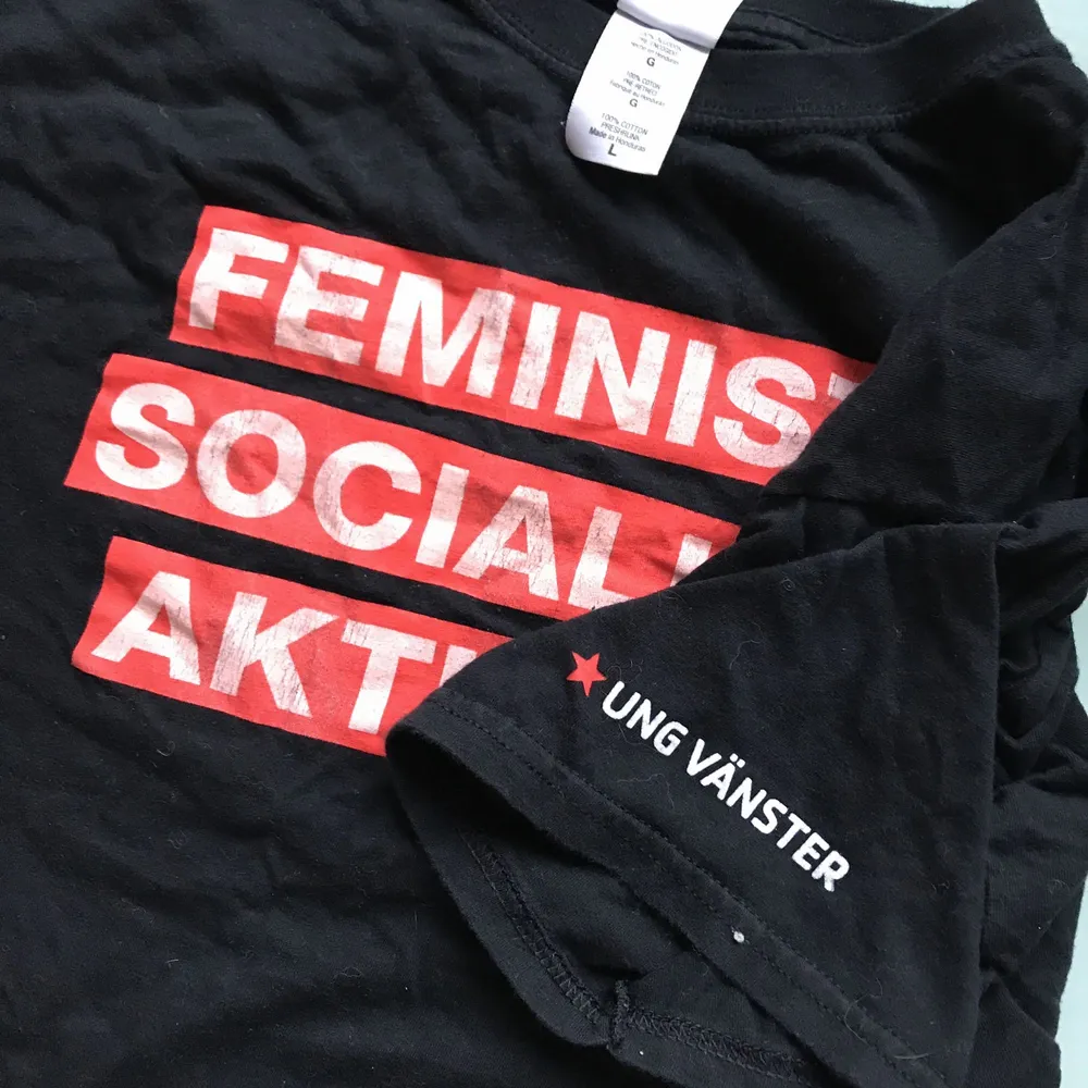 Perfekt för dig som brinner för feminism och socialism! 50 kr inklusive frakt. Den kan ha krympt i storlek men töjbar!. T-shirts.