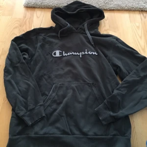  - Strl L unisex. Tröjan är mörkgrön